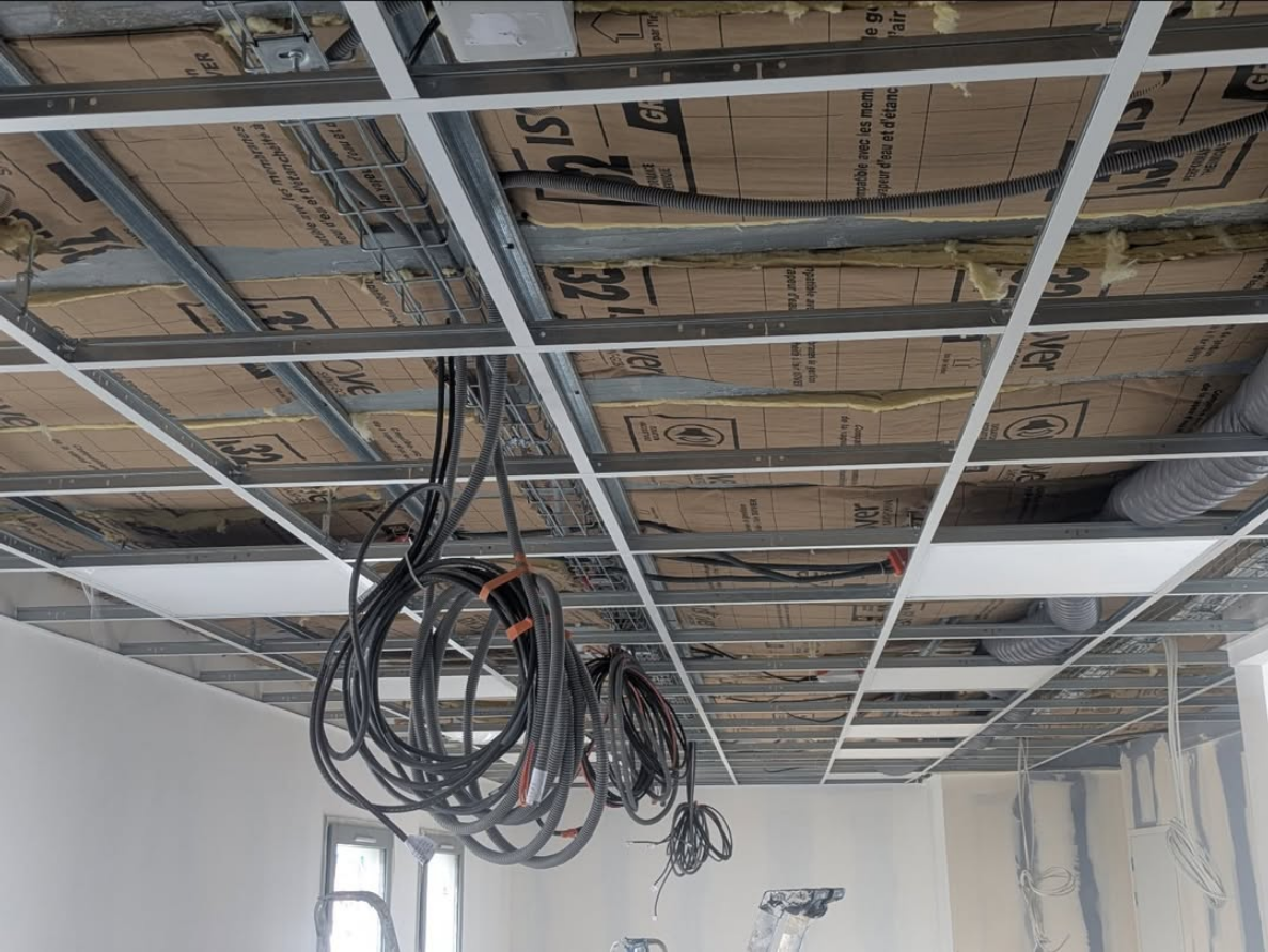 Apres l'armoire électrique le plafond technique avec chemins de câbles BT et TBT